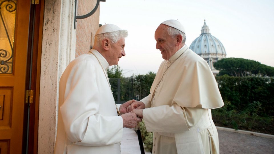 Emeritní papež Benedikt XVI. a současný papež František